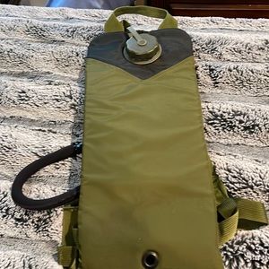 Camelbak 2liter hydration back pack (hunter green)